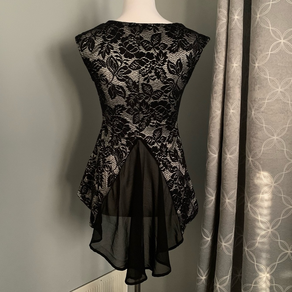 NWOT Beautiful Top (CUTE BACK)